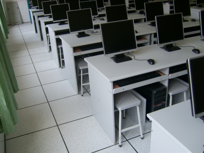 计算机网络教室地板