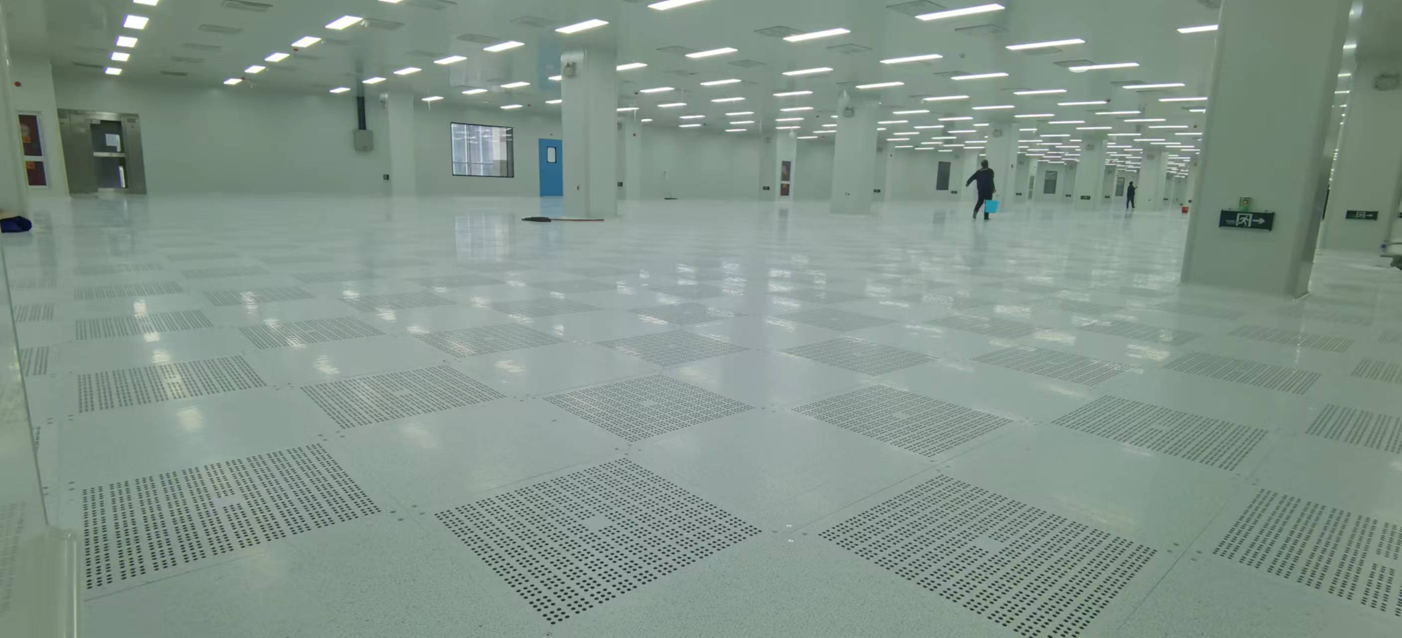 看不见的“底盘”，看得见的安心——华鹰全钢防静电地板的底气